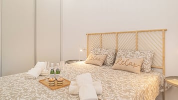 Standaard appartement, 1 slaapkamer (Calahonda Beach A) | 1 slaapkamer, een laptopwerkplek, een strijkplank/strijkijzer