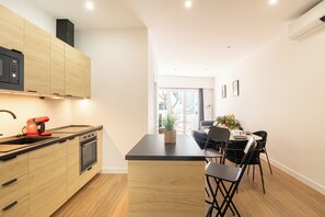 Apartamento estándar, varias habitaciones (Calahonda Beach C) | Cocina privada | Frigorífico, microondas, horno y placa de cocina