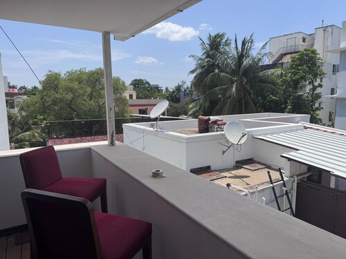 Charming 1-bedroom apartment with WiFi, AC in enchanting Chennai near PoesGarden