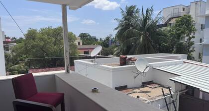 Charming 1-bedroom apartment with WiFi, AC in enchanting Chennai near PoesGarden