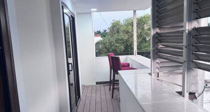 Charming 1-bedroom apartment with WiFi, AC in enchanting Chennai near PoesGarden