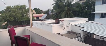 Charming 1-bedroom apartment with WiFi, AC in enchanting Chennai near PoesGarden