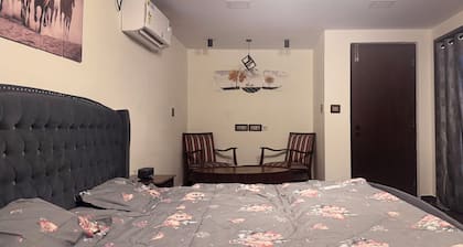 Charming 1-bedroom apartment with WiFi, AC in enchanting Chennai near PoesGarden