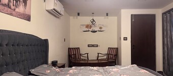 Charming 1-bedroom apartment with WiFi, AC in enchanting Chennai near PoesGarden
