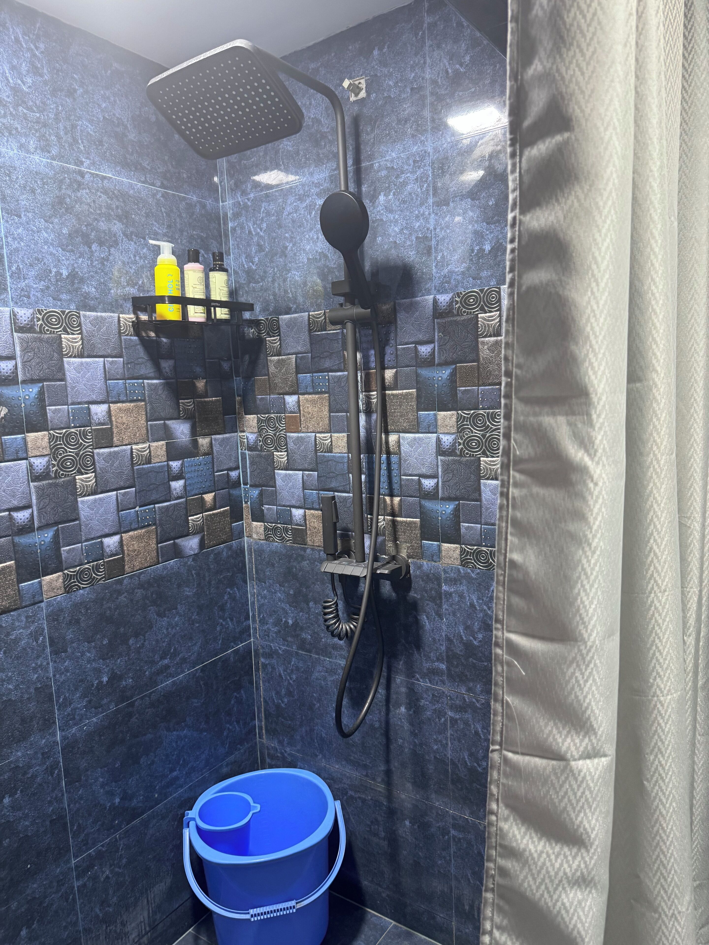 Een douche, handdoeken, zeep, toiletpapier