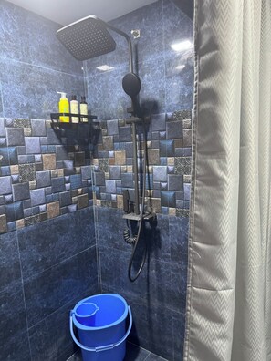 Dusche, Handtücher, Seife, Toilettenpapier