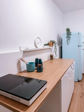 Fridge, microwave, stovetop, coffee grinder