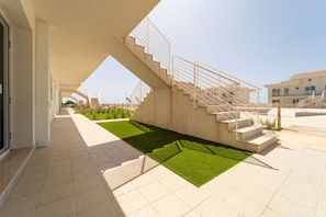 Een modern gebouw met een trap die leidt naar een terras op het dak.