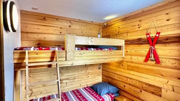 1 slaapkamer, een strijkplank/strijkijzer, gratis wifi