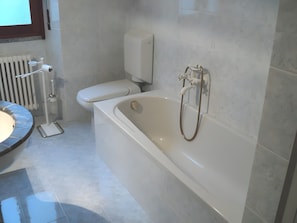 Suihku, hiustenkuivaaja, pyyhkeet