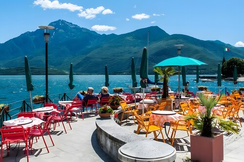 Elegant Apartment with Lake Como View, Wi-Fi and Air Conditioning