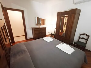 5 habitaciones, tabla de planchar con plancha, wifi y ropa de cama 