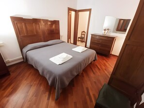 5 Schlafzimmer, Bügeleisen/Bügelbrett, WLAN, Bettwäsche