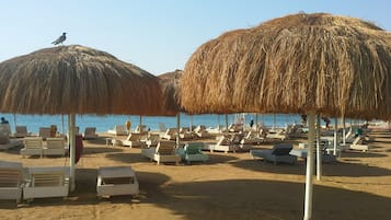 In Strandnähe, Liegestühle, Strandtücher