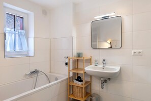 Een douche, een haardroger, handdoeken