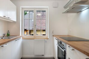Fridge, oven, stovetop, coffee/tea maker
