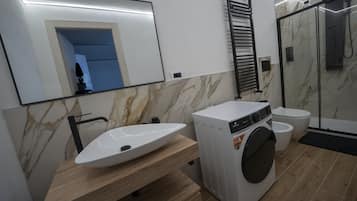 Dusche, Whirlpool, Haartrockner, Bidet