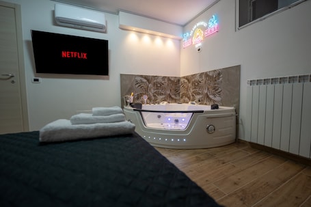 スパ. Love Nest Siena: Romantic Suite with SPA & Jacuzzi