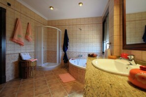 Dusche, Whirlpool, Bidet
