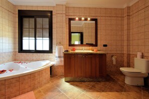 Regadera, tina de hidromasaje, bidet