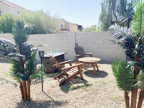 Modern Townhouse in Tempe Near ASU with Parking