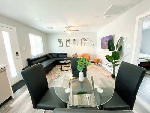 Modern Townhouse in Tempe Near ASU with Parking