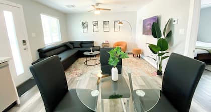 Modern Townhouse in Tempe Near ASU with Parking