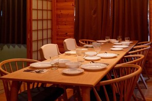Khu vực ăn uống tại phòng
