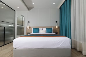 Habitació de luxe | Roba de llit d'alta qualitat, caixa forta a l'habitació i escriptori 