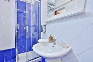 Regadera, bidet, toallas 