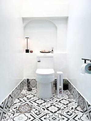 Dortoir Partagé Deluxe | Salle de bain | Douche, douche à « effet pluie », bidet, papier toilette
