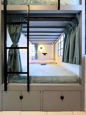 Slaapzaal, patio | Luxe beddengoed, individueel gemeubileerd, gratis wifi, beddengoed