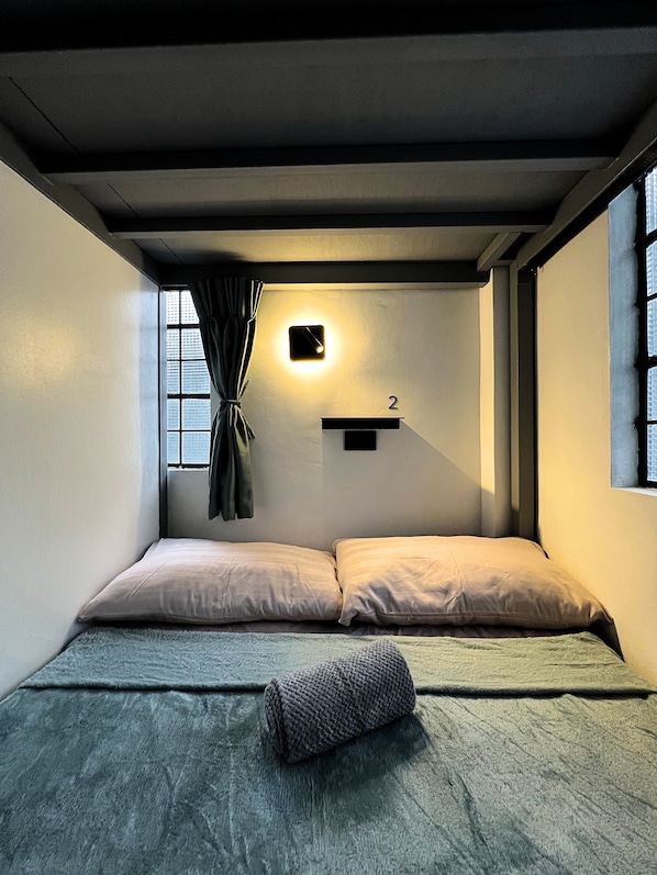 Slaapzaal, patio | Luxe beddengoed, individueel gemeubileerd, gratis wifi, beddengoed