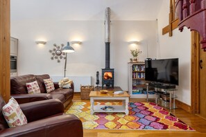 Smart-TV, Kamin, Tischtennisplatte, Bücher