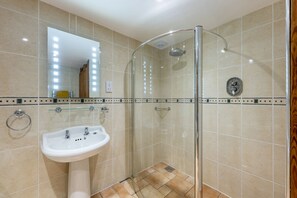 Douche, baignoire Ă jets, sĂšche-cheveux, serviettes fournies