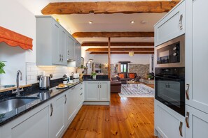 Een koelkast, een microgolfoven, een oven, een kookplaat