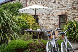 Outdoor dining - Callestock Courtyard - Wheal Kitty charming cottage for couples (Truro)