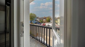 Un balcón con vista a una calle residencial.