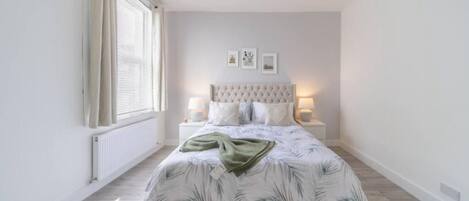 3 dormitorios, tabla de planchar con plancha, cuna de viaje