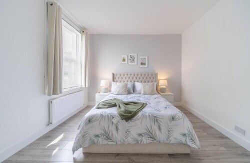 Stylish 3 Bed Seaside Apartment Central
Southend Location & Steps from the Beach