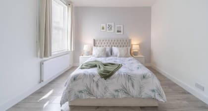 Stylish 3 Bed Seaside Apartment Central
Southend Location & Steps from the Beach