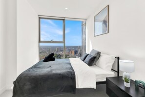 Desk, iron/ironing board, free WiFi, bed sheets - Stunning View - CBD Sky Escape (Melbourne)