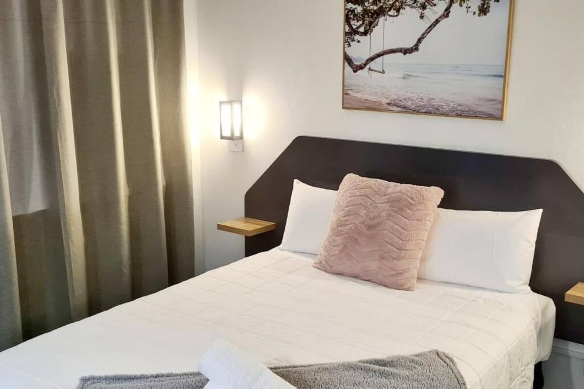 Standard Room, 1 Queen Bed, Non Smoking | Iron/ironing board, free WiFi