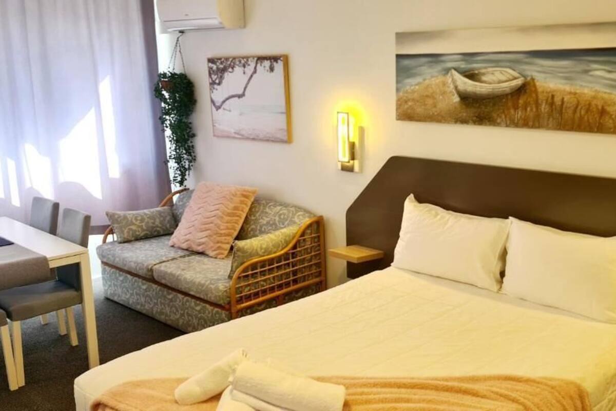 Deluxe Double or Twin Room, Multiple Beds, Non Smoking | Iron/ironing board, free WiFi