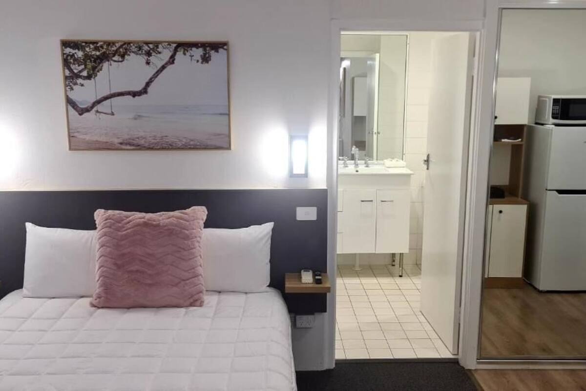 Family Suite, Multiple Beds, Non Smoking | Iron/ironing board, free WiFi