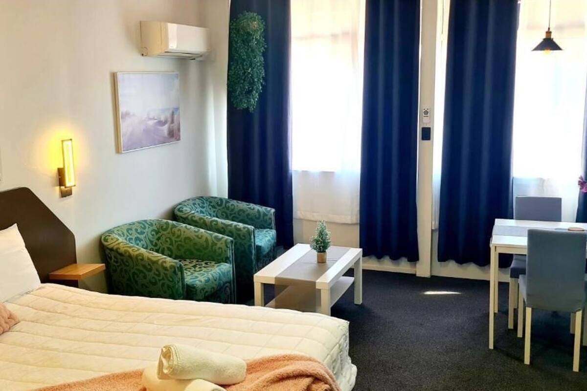 Deluxe Room, 1 Queen Bed, Non Smoking | Iron/ironing board, free WiFi