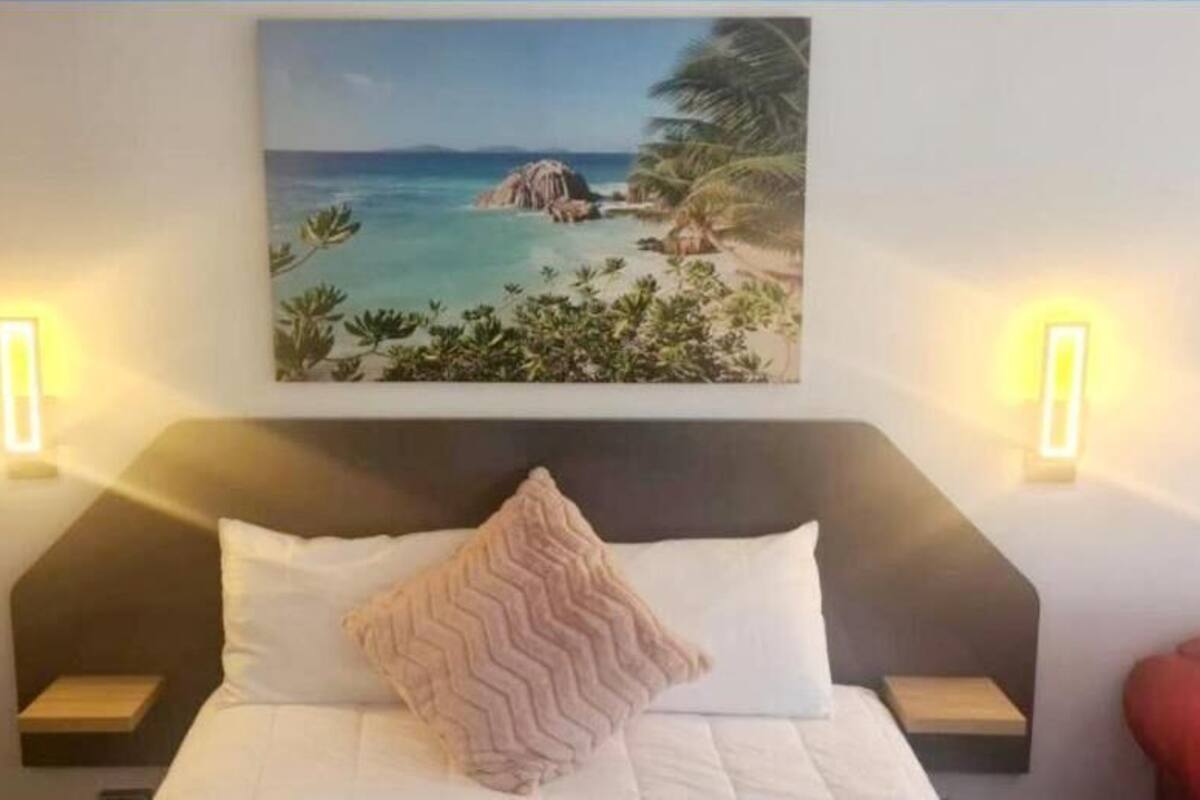 Deluxe Double or Twin Room, Multiple Beds, Non Smoking | Iron/ironing board, free WiFi