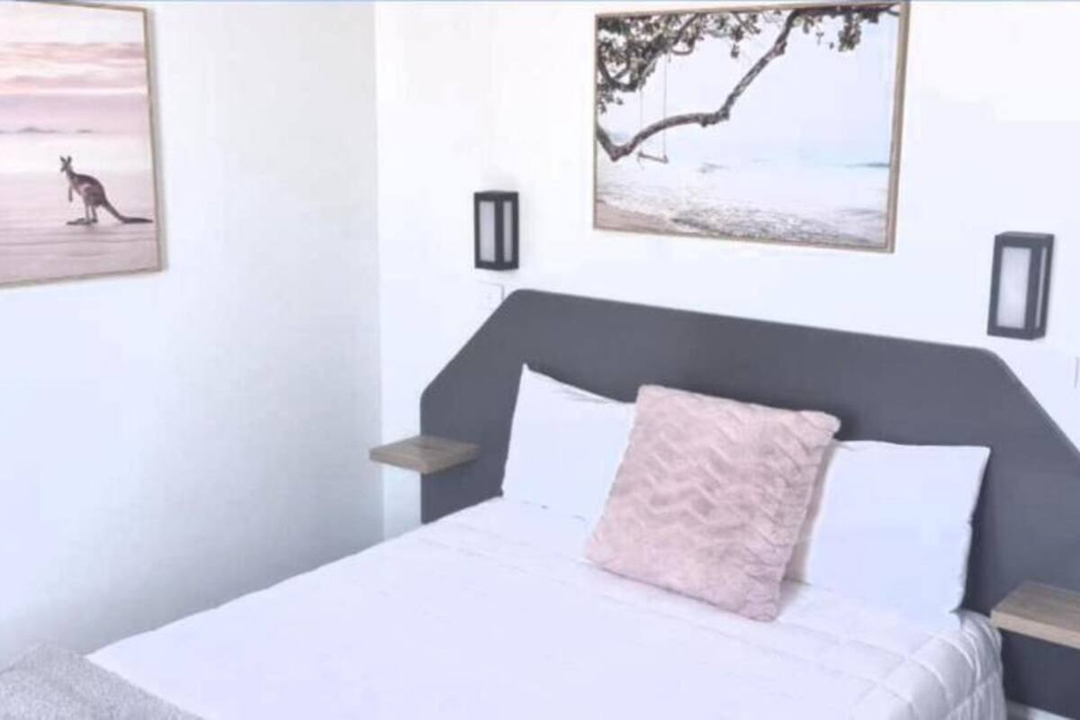 Standard Room, 1 Queen Bed, Non Smoking | Iron/ironing board, free WiFi