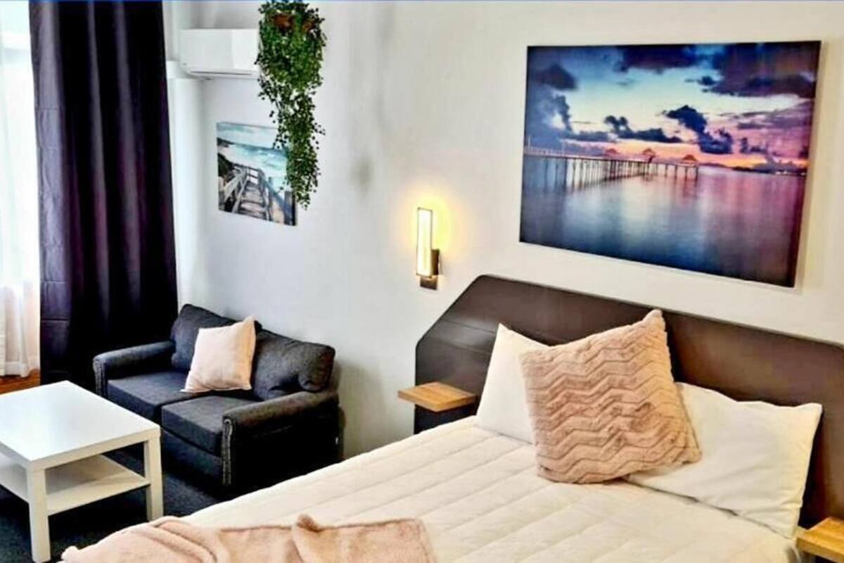 Premium Room, 1 Queen Bed, Non Smoking | Iron/ironing board, free WiFi