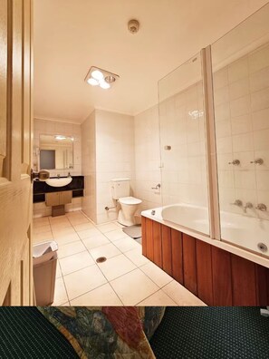 Baignoire à jets, serviettes fournies, papier toilette